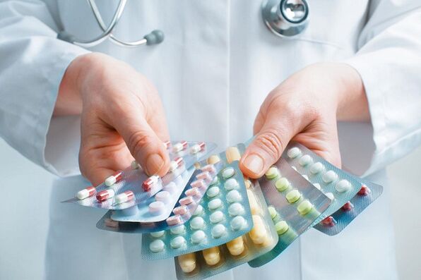 Medicul prescrie antibiotice pentru a trata prostatita